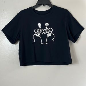 Black cropped graphic Tee women’s size XL